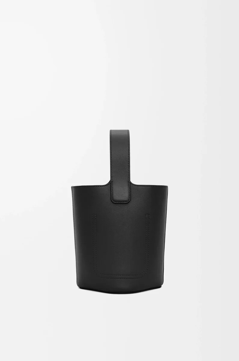 mini pebble eimer aus glattem kalbsleder schwarz