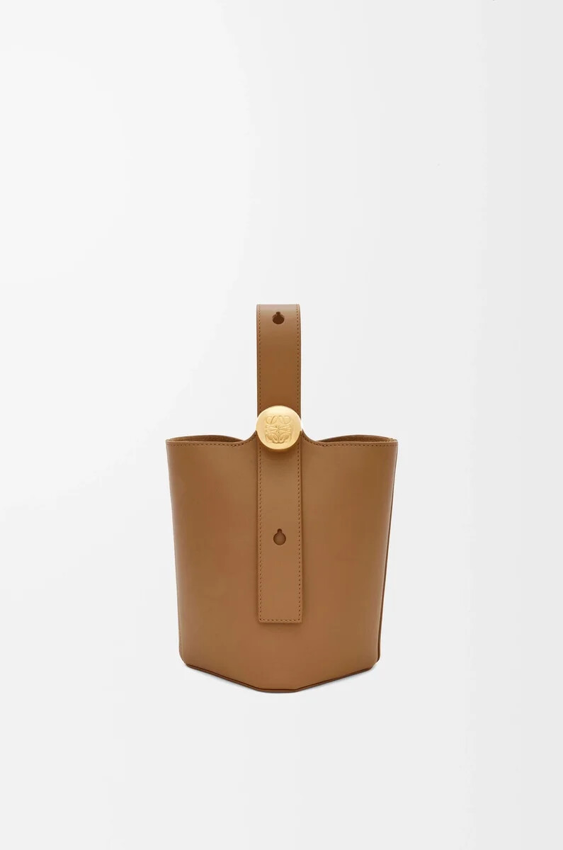 mini pebble eimer aus glattem kalbsleder eiche