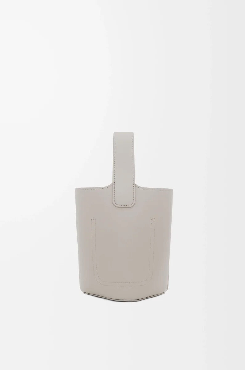 mini pebble eimer aus glattem kalbsleder in shell grey