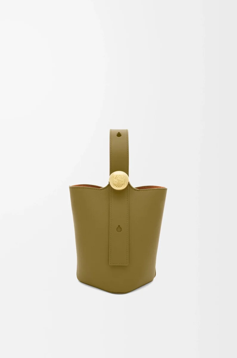 mini pebble eimer aus glattem kalbsleder olive