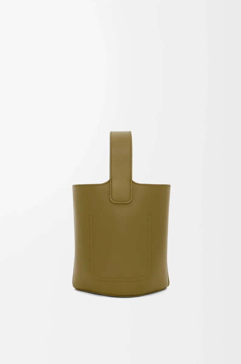 mini pebble eimer aus glattem kalbsleder olive