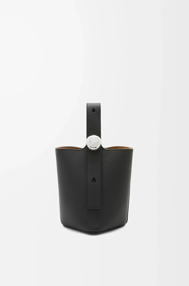 mini pebble bucket tasche aus weichem genarbtem kalbsleder schwarz