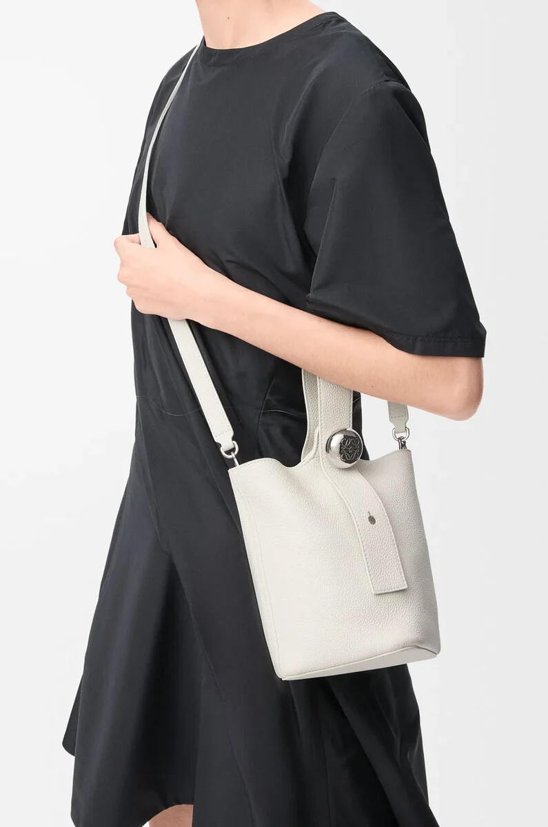 mini pebble bucket tasche aus weichem genarbtem kalbsleder in soft white
