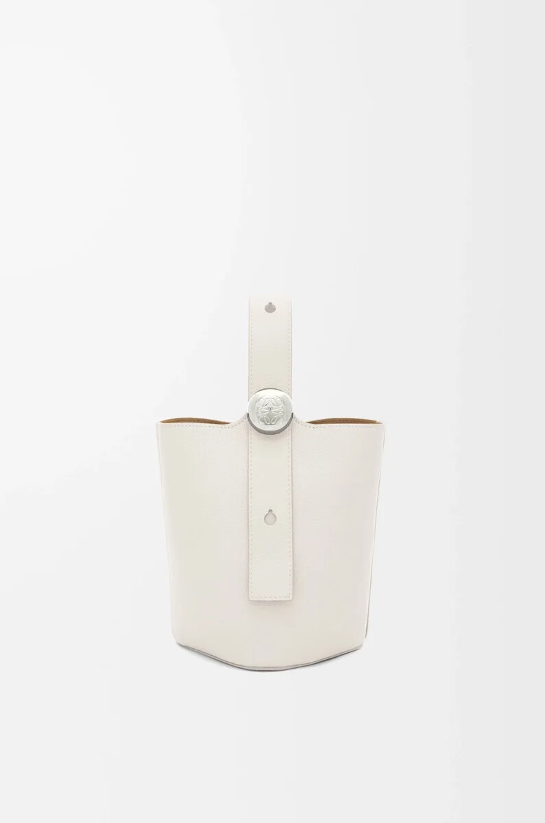 mini pebble bucket tasche aus weichem genarbtem kalbsleder in soft white