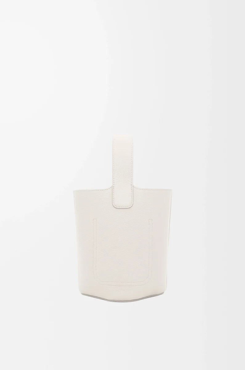 mini pebble bucket tasche aus weichem genarbtem kalbsleder in soft white