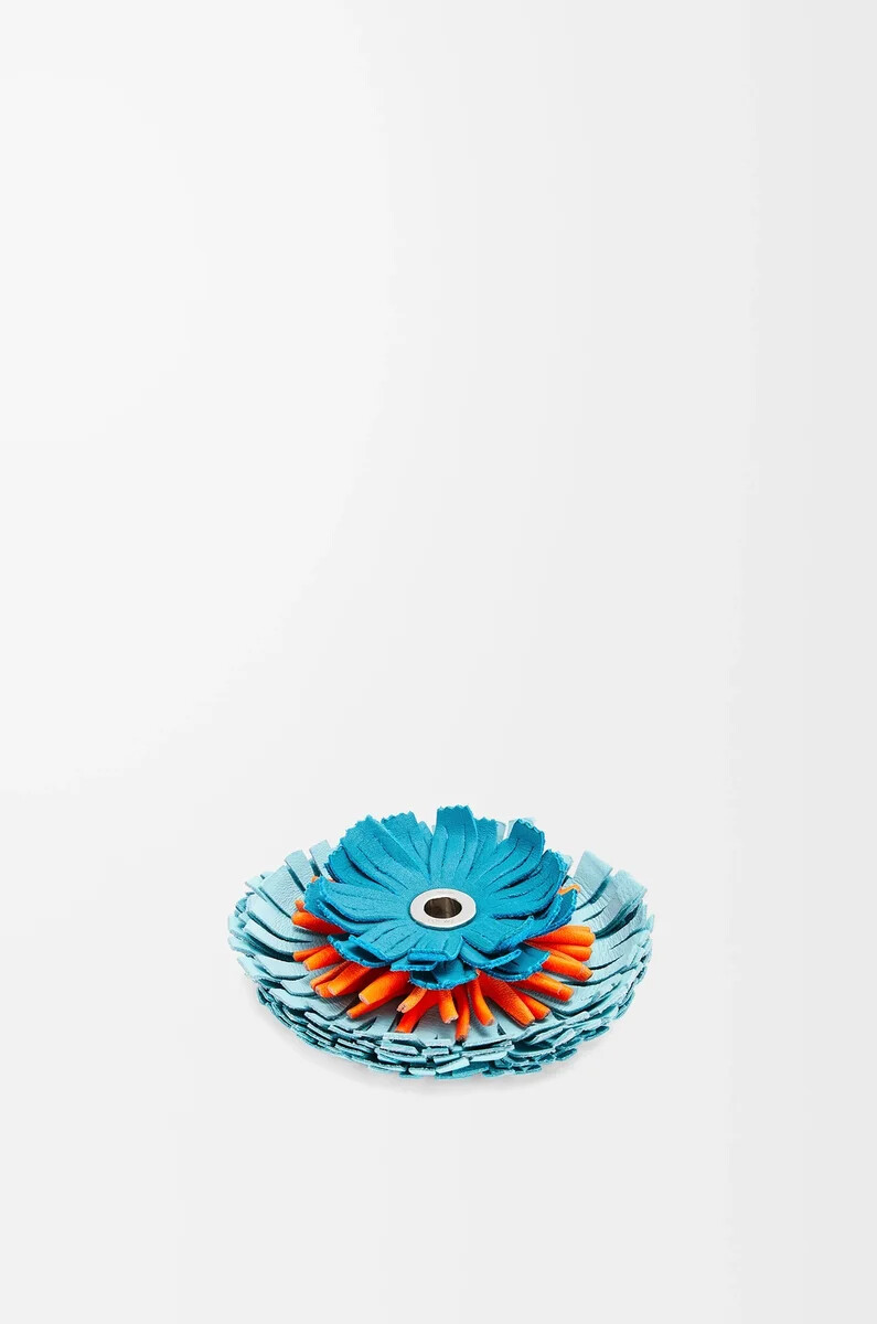 blumenmuster aus klassischem kalbsleder aqua