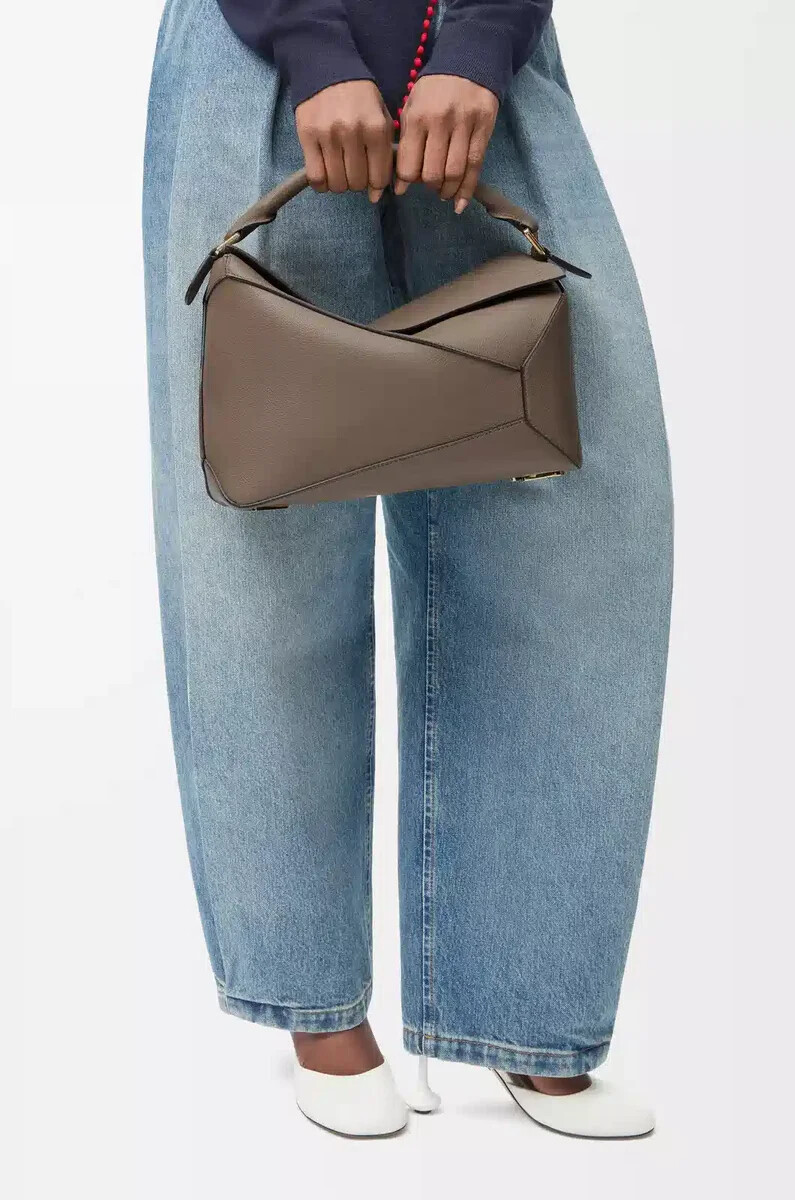 mittelgroße puzzle edge tasche aus weichem genarbtem kalbsleder in taupe