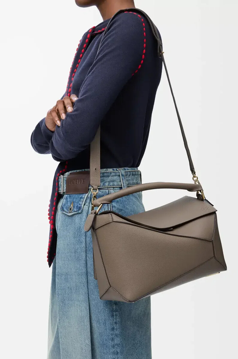 mittelgroße puzzle edge tasche aus weichem genarbtem kalbsleder in taupe