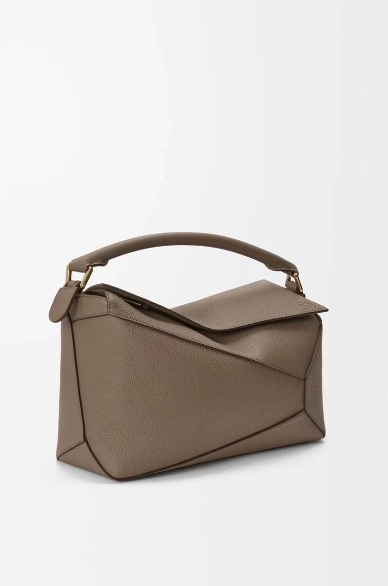 mittelgroße puzzle edge tasche aus weichem genarbtem kalbsleder in taupe