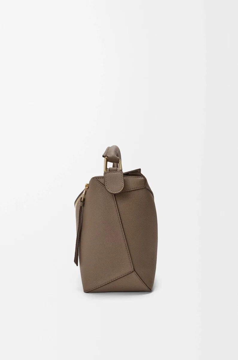 mittelgroße puzzle edge tasche aus weichem genarbtem kalbsleder in taupe