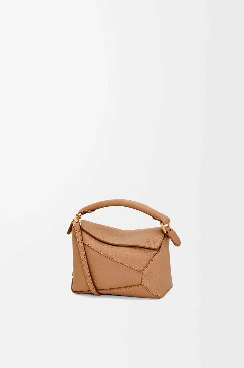 mini puzzle edge tasche aus weichem genarbtem kalbsleder in toffee-optik