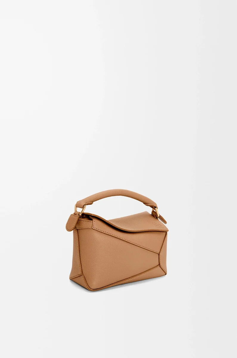 mini puzzle edge tasche aus weichem genarbtem kalbsleder in toffee-optik