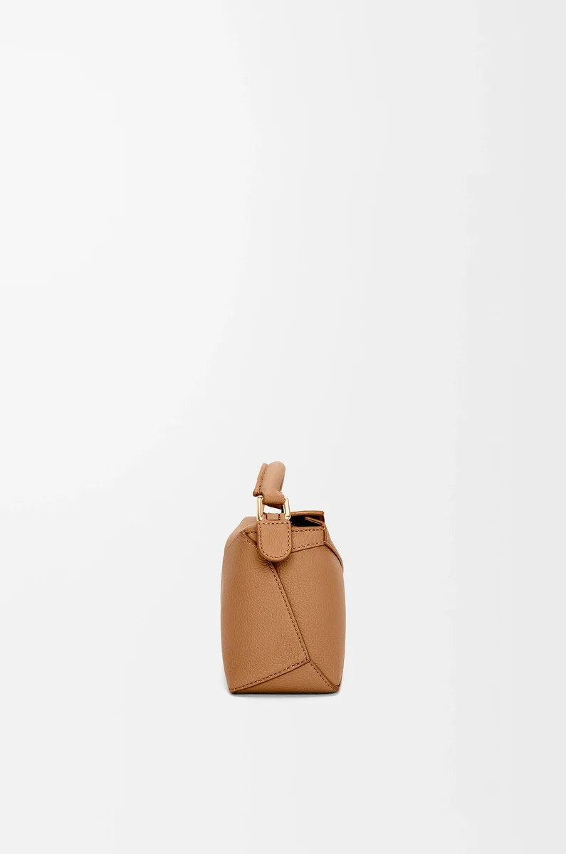 mini puzzle edge tasche aus weichem genarbtem kalbsleder in toffee-optik