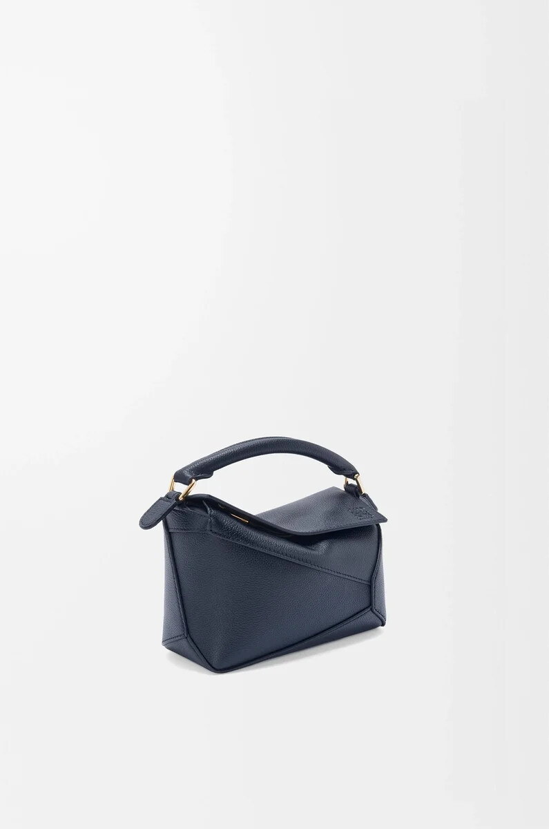 mini puzzle edge tasche aus weichem genarbtem kalbsleder in dunkelblau