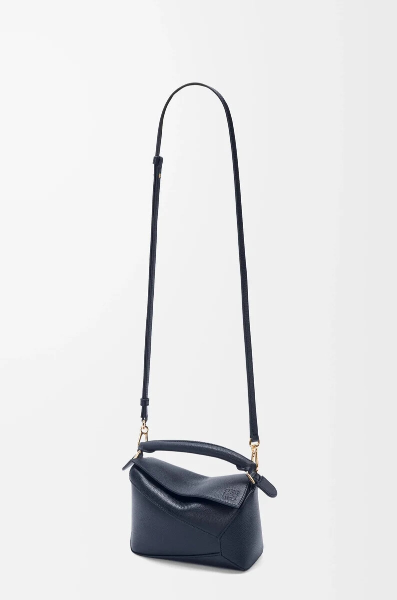 mini puzzle edge tasche aus weichem genarbtem kalbsleder in dunkelblau