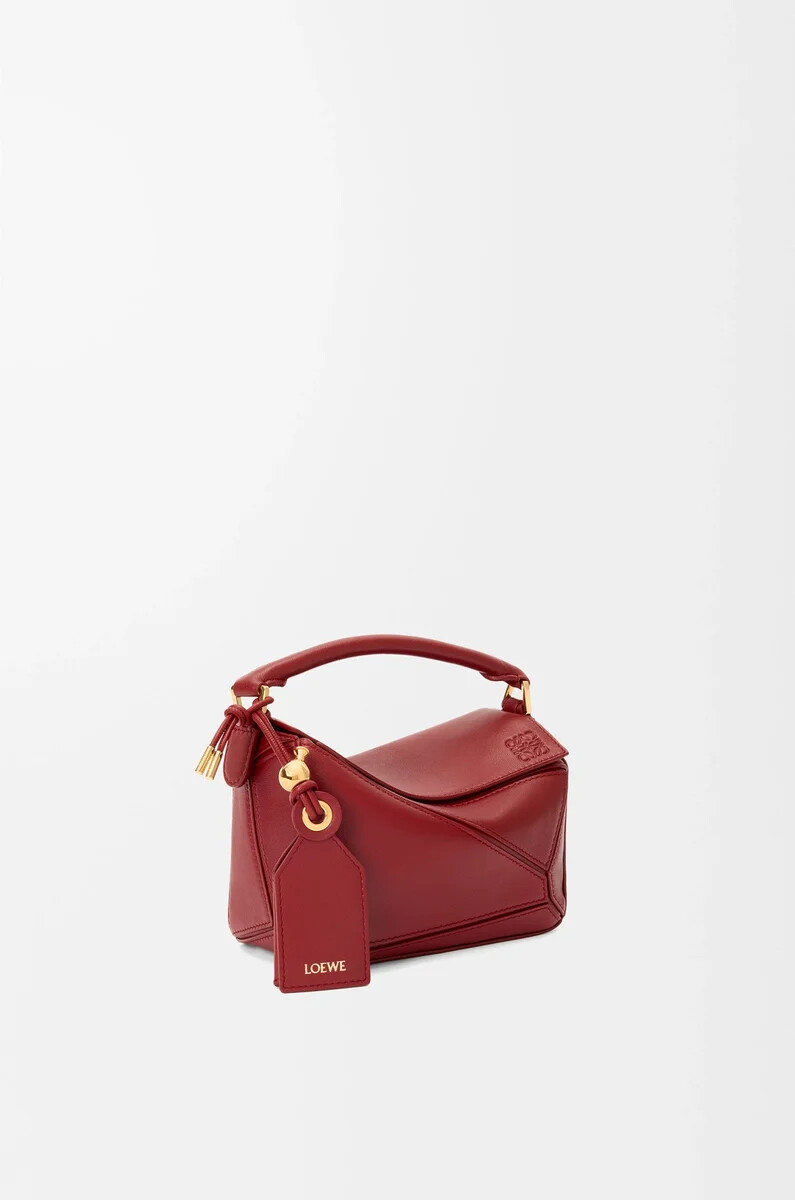 mini featherlight puzzle tasche aus nappa-lammleder in der farbe burnt red