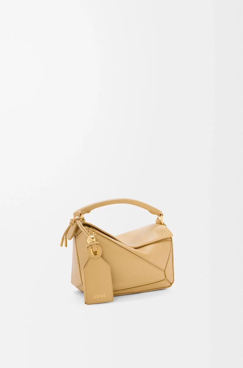 mini featherlight puzzle tasche aus nappa-lammleder in dunkelbutter