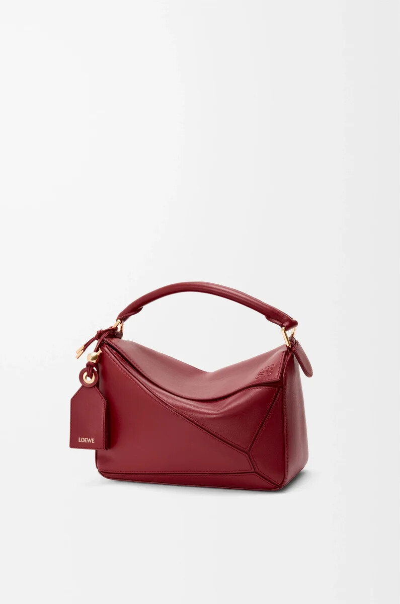 kleine federleichte puzzle-tasche aus nappa-lammleder in der farbe burnt red