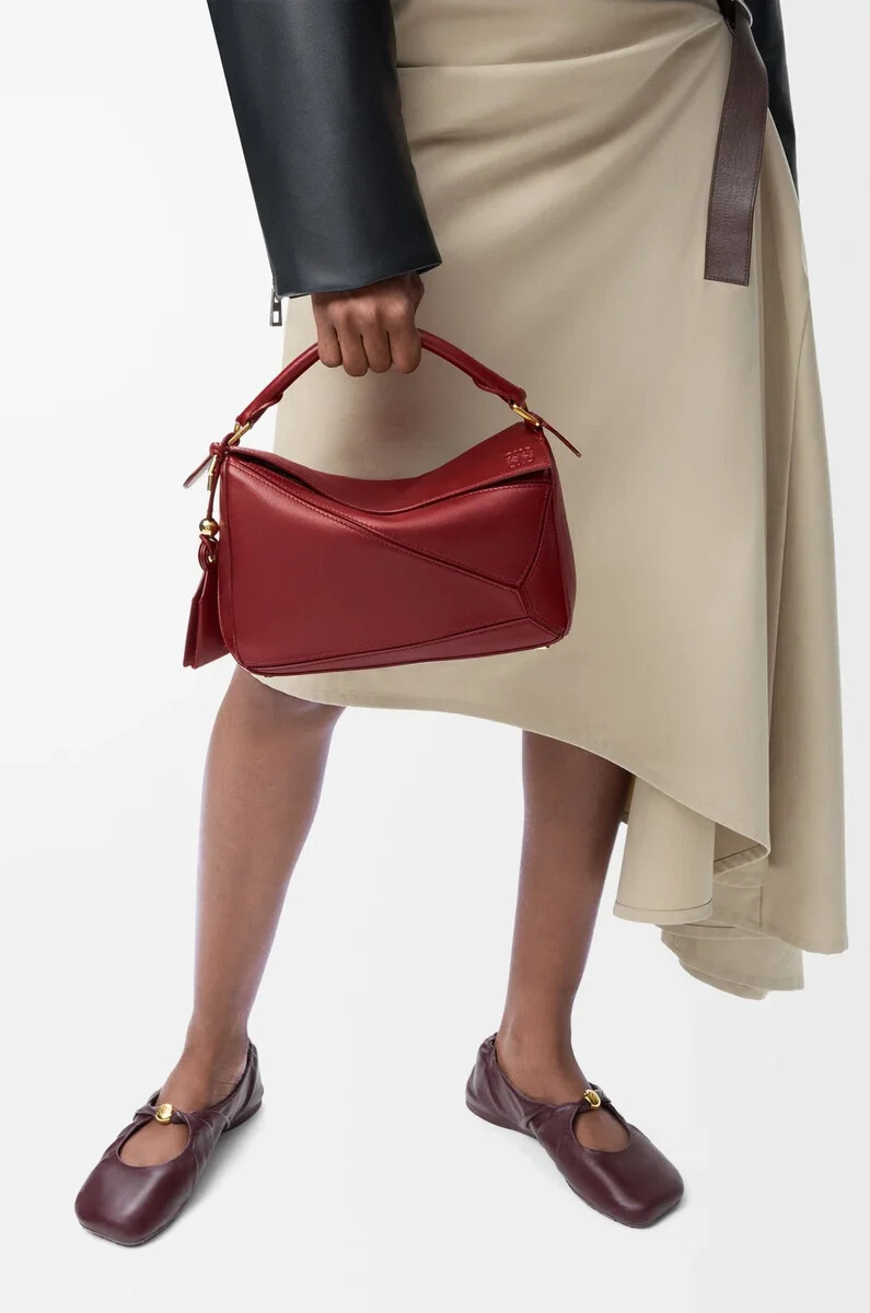 kleine federleichte puzzle-tasche aus nappa-lammleder in der farbe burnt red