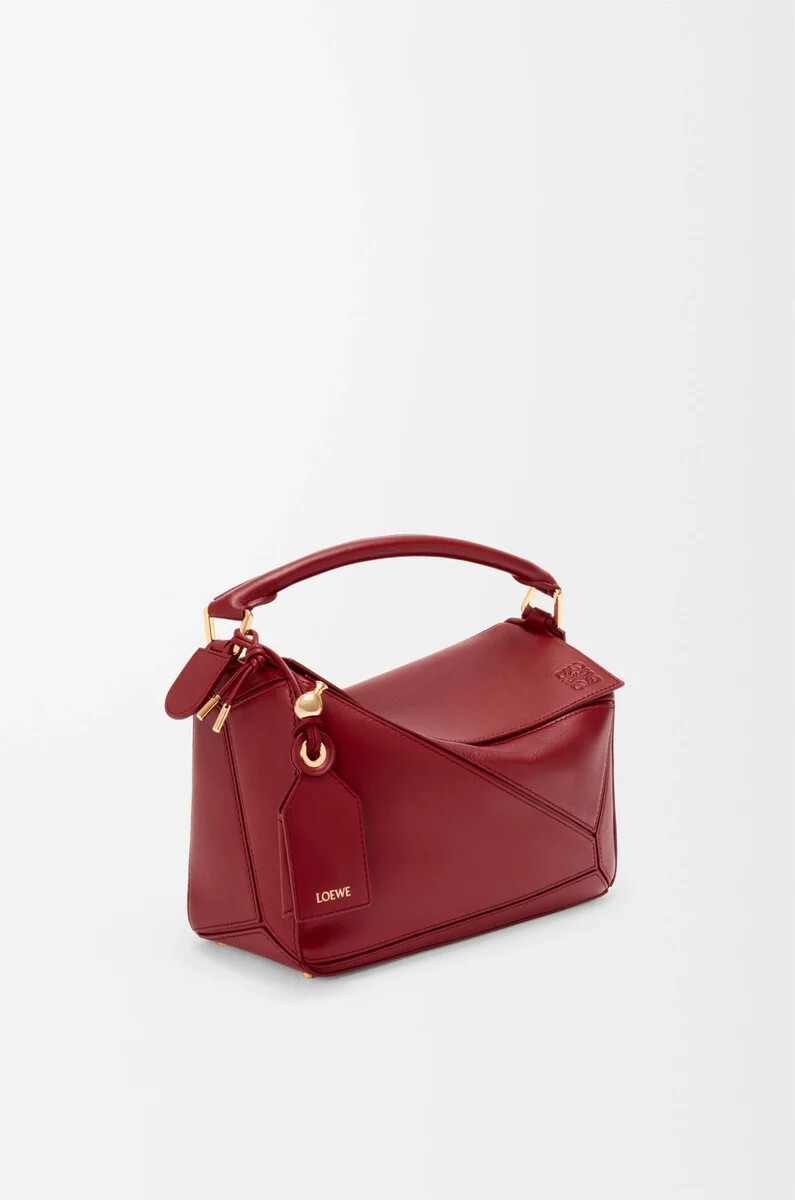 kleine federleichte puzzle-tasche aus nappa-lammleder in der farbe burnt red