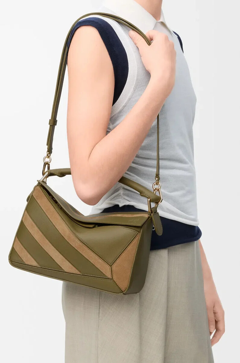 kleine puzzle-tasche aus klassischem kalbsleder und veloursleder in olivgold