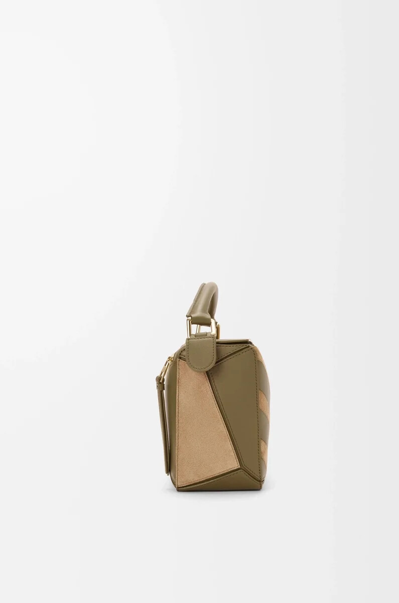 kleine puzzle-tasche aus klassischem kalbsleder und veloursleder in olivgold