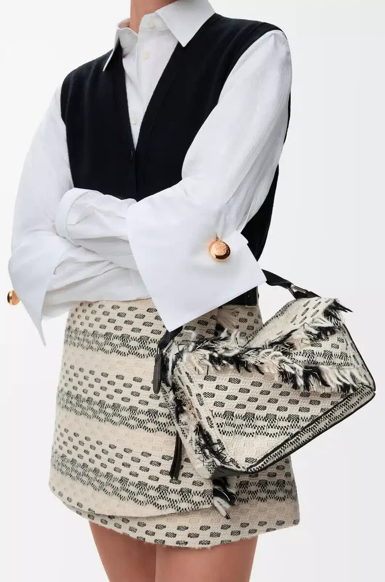 kleine puzzle-tasche aus gewebtem textil schwarzweiß