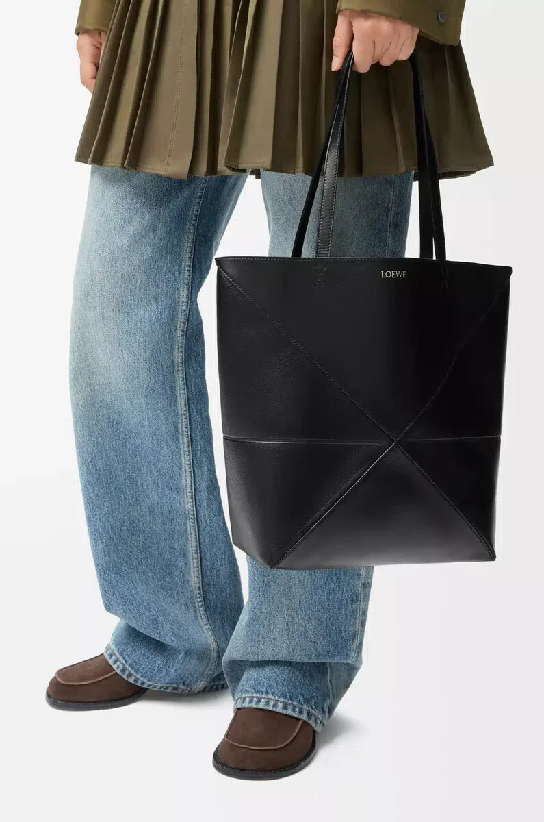 mittelgroße puzzle fold tote aus glänzendem kalbsleder schwarz