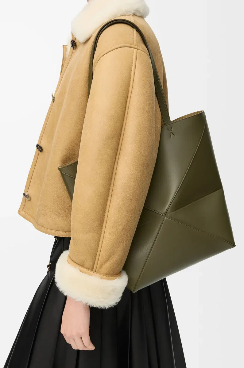 mittelgroße puzzle fold tote aus glänzendem kalbsleder in dunkelkhaki