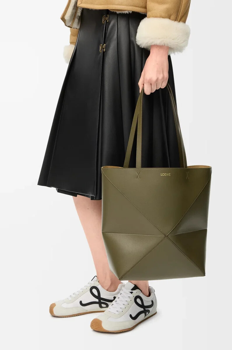 mittelgroße puzzle fold tote aus glänzendem kalbsleder in dunkelkhaki