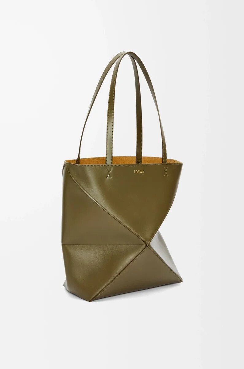 mittelgroße puzzle fold tote aus glänzendem kalbsleder in dunkelkhaki