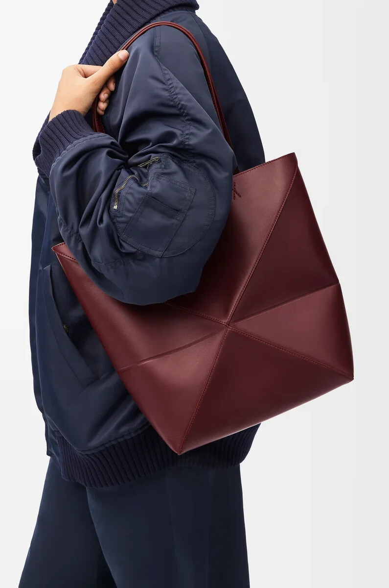 mittelgroße puzzle fold tote aus glänzendem kalbsleder in dunkelburgunderrot
