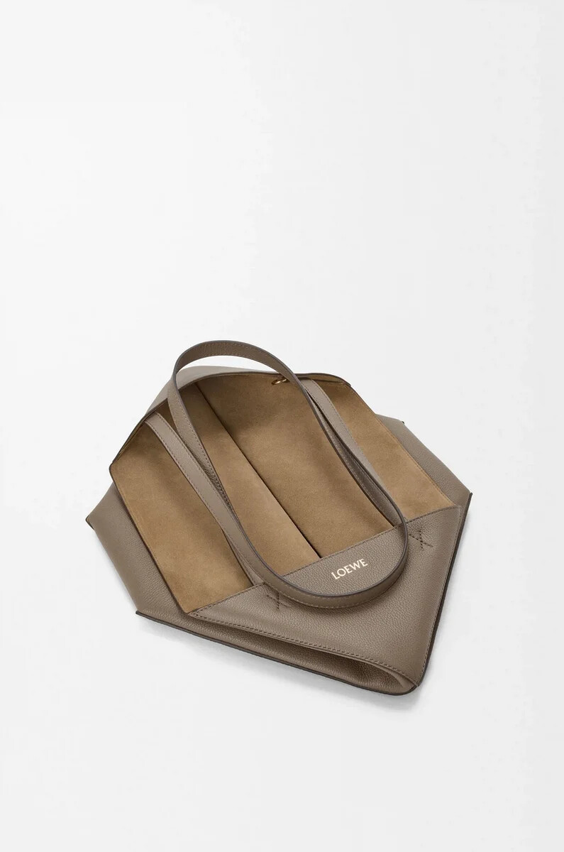 mittelgroße horizontale puzzle fold tote aus weichem genarbtem kalbsleder in taupe