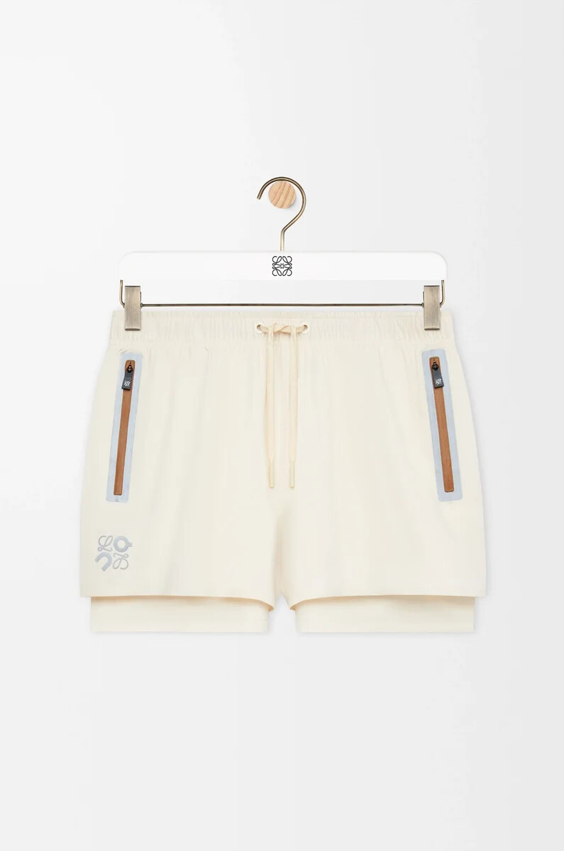 performance-shorts aus technischem shellmaterial in elfenbein