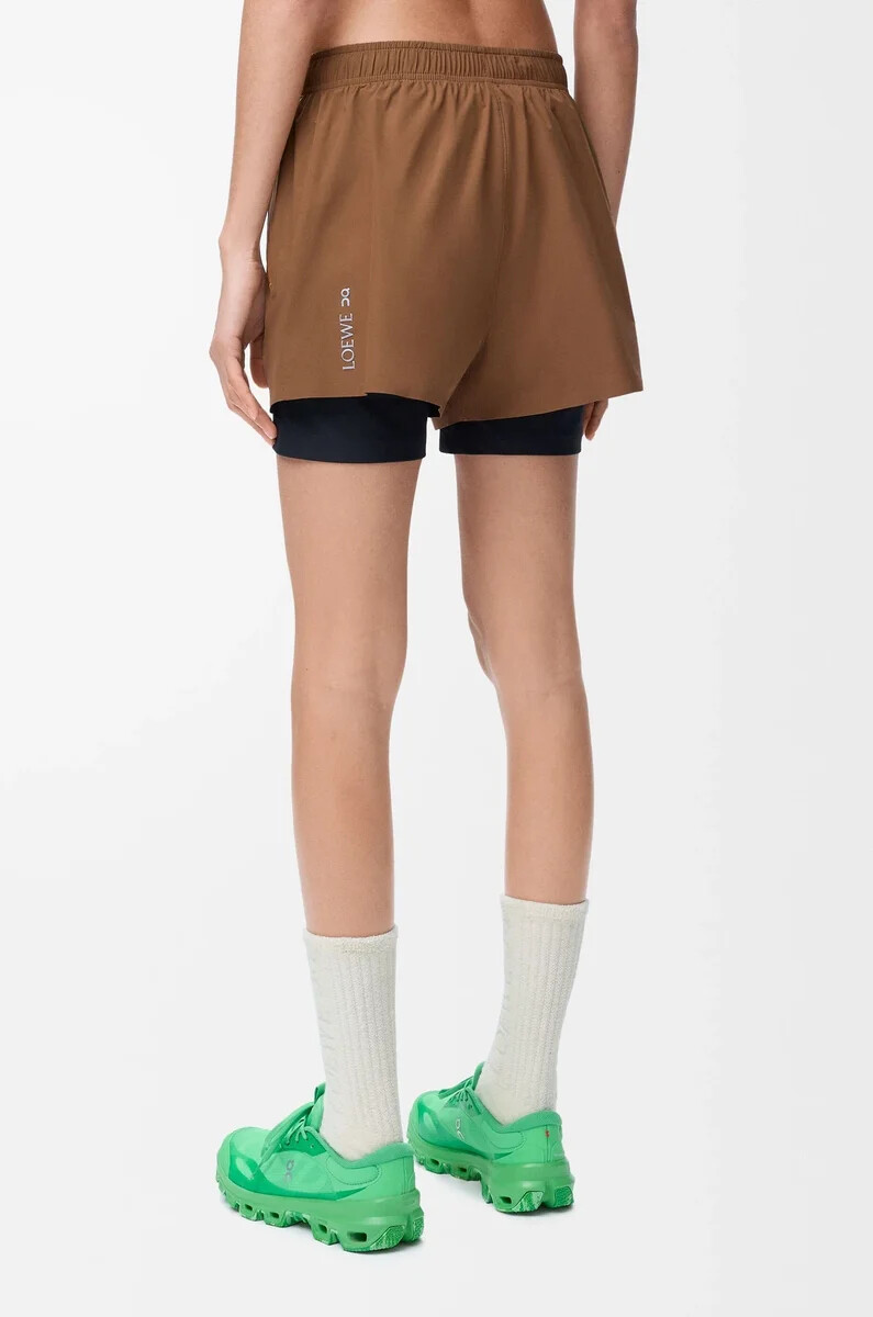 performance-shorts aus technischem shellmaterial toffee