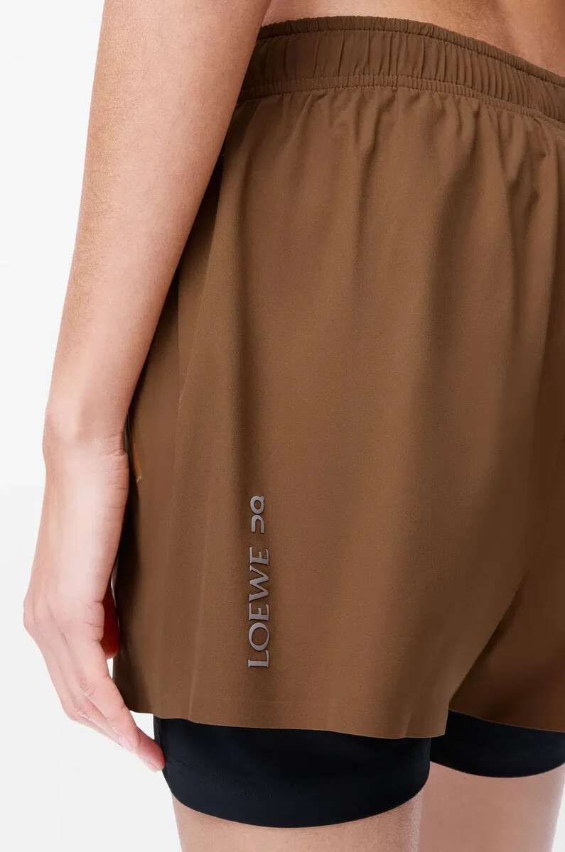 performance-shorts aus technischem shellmaterial toffee