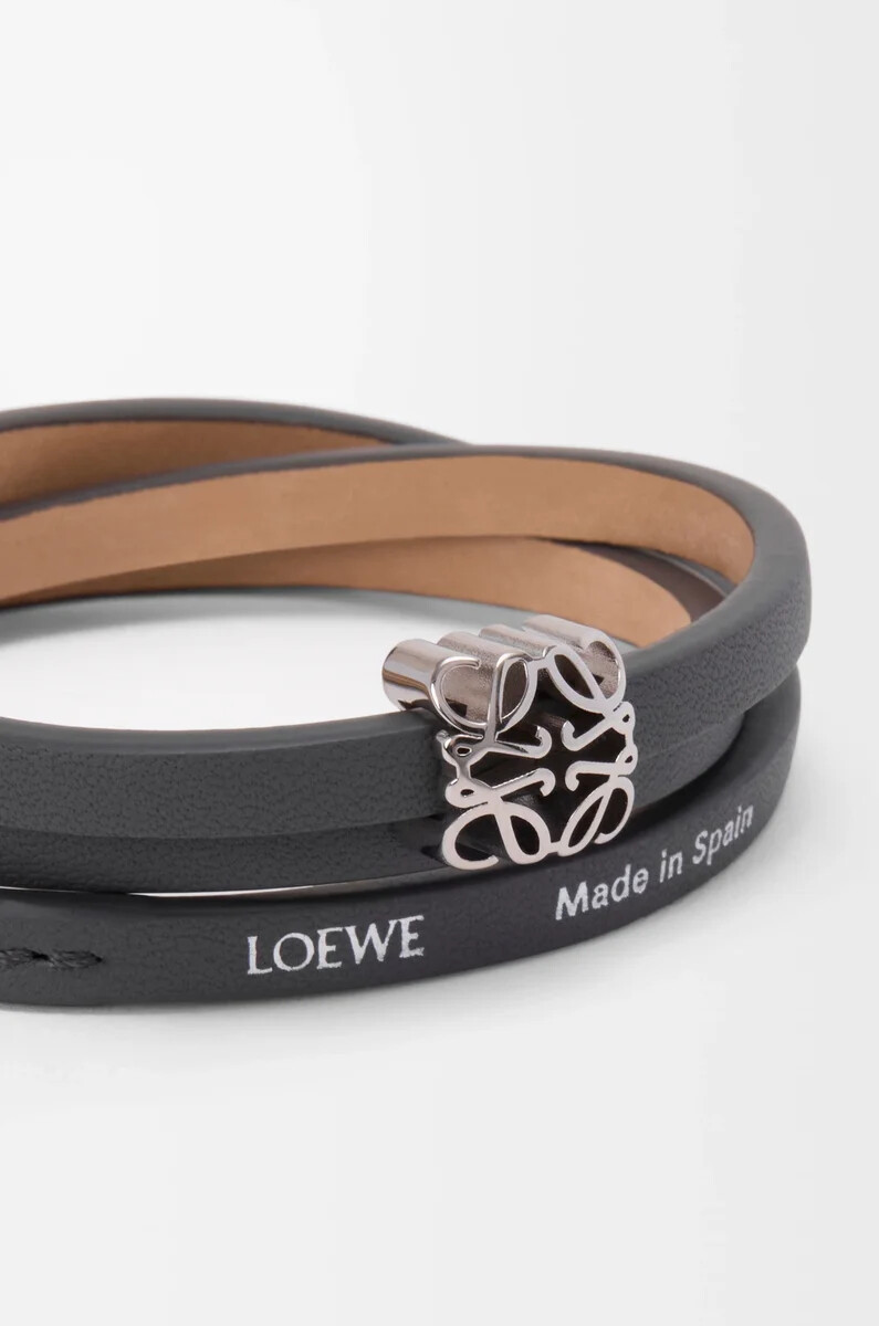 anagram bombé armband aus kalbsleder in schiefergrau