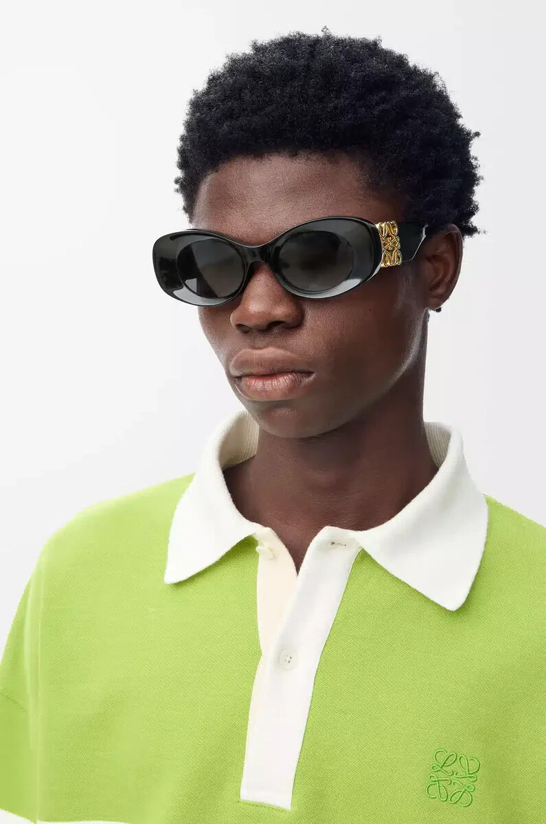 schwarze maxi-sonnenbrille mit abgeschrägter ovaler form und anagramm-design