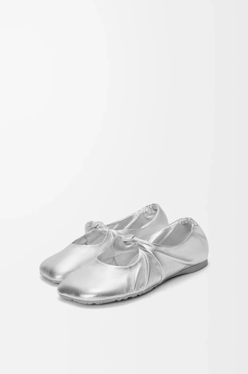 pebble soft ballerina aus laminiertem nappa-lammleder silber