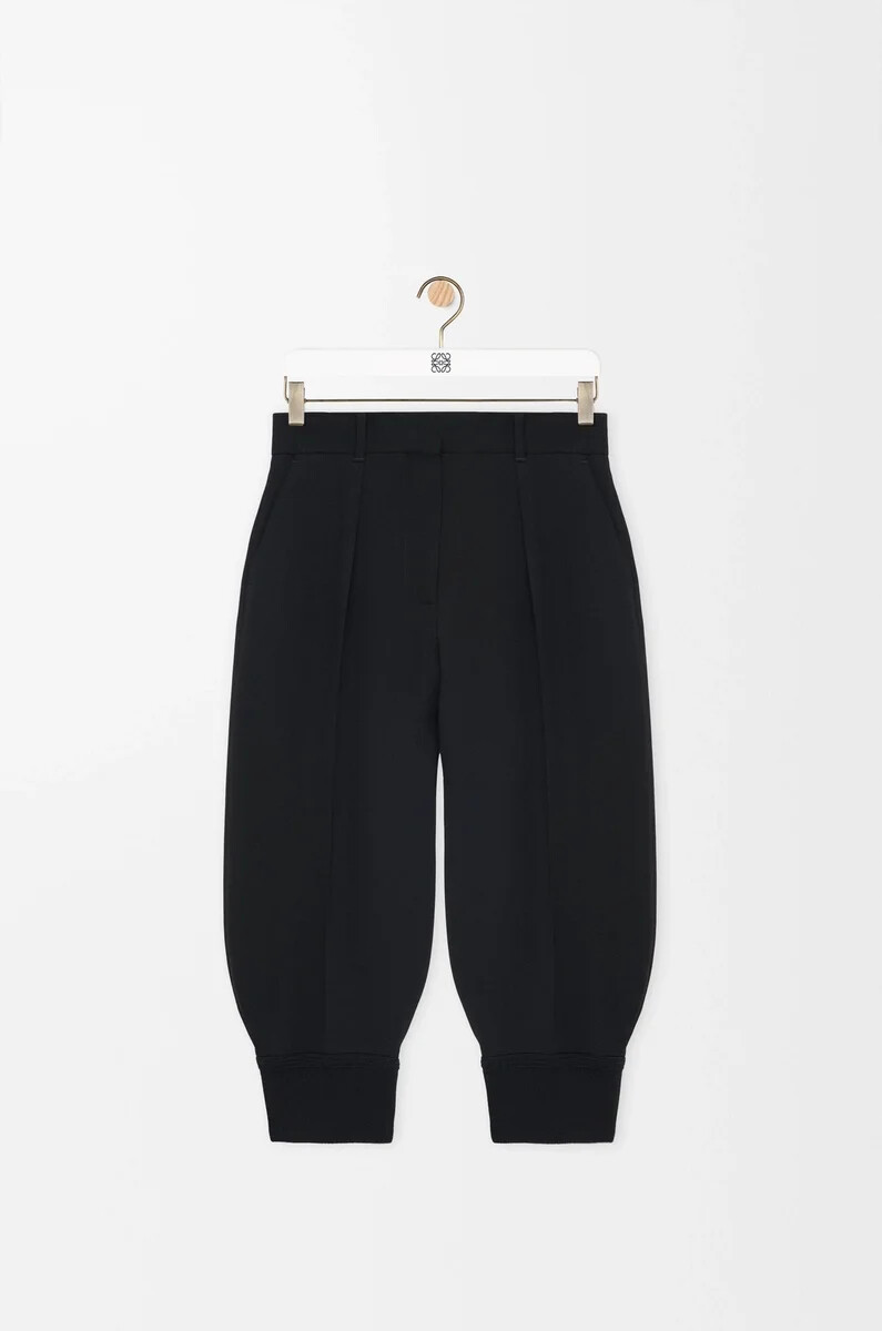 schwarze shorts aus stretch-viskose-mischgewebe