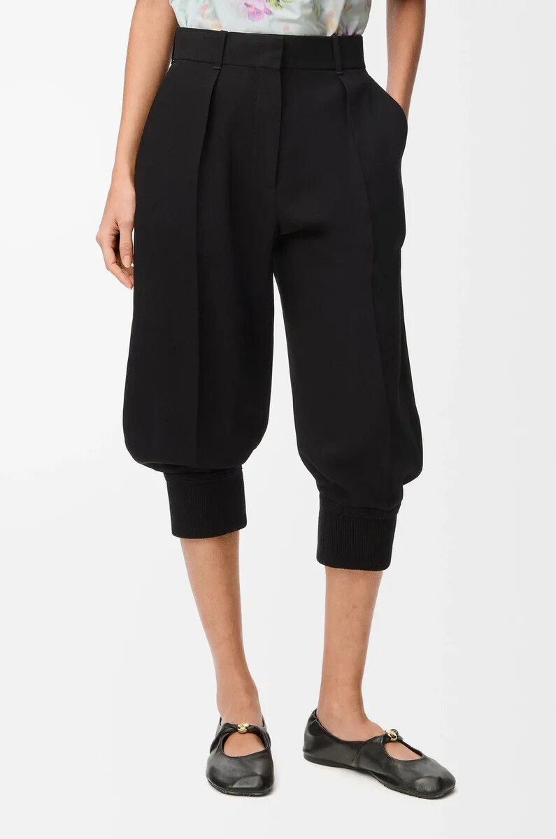 schwarze shorts aus stretch-viskose-mischgewebe