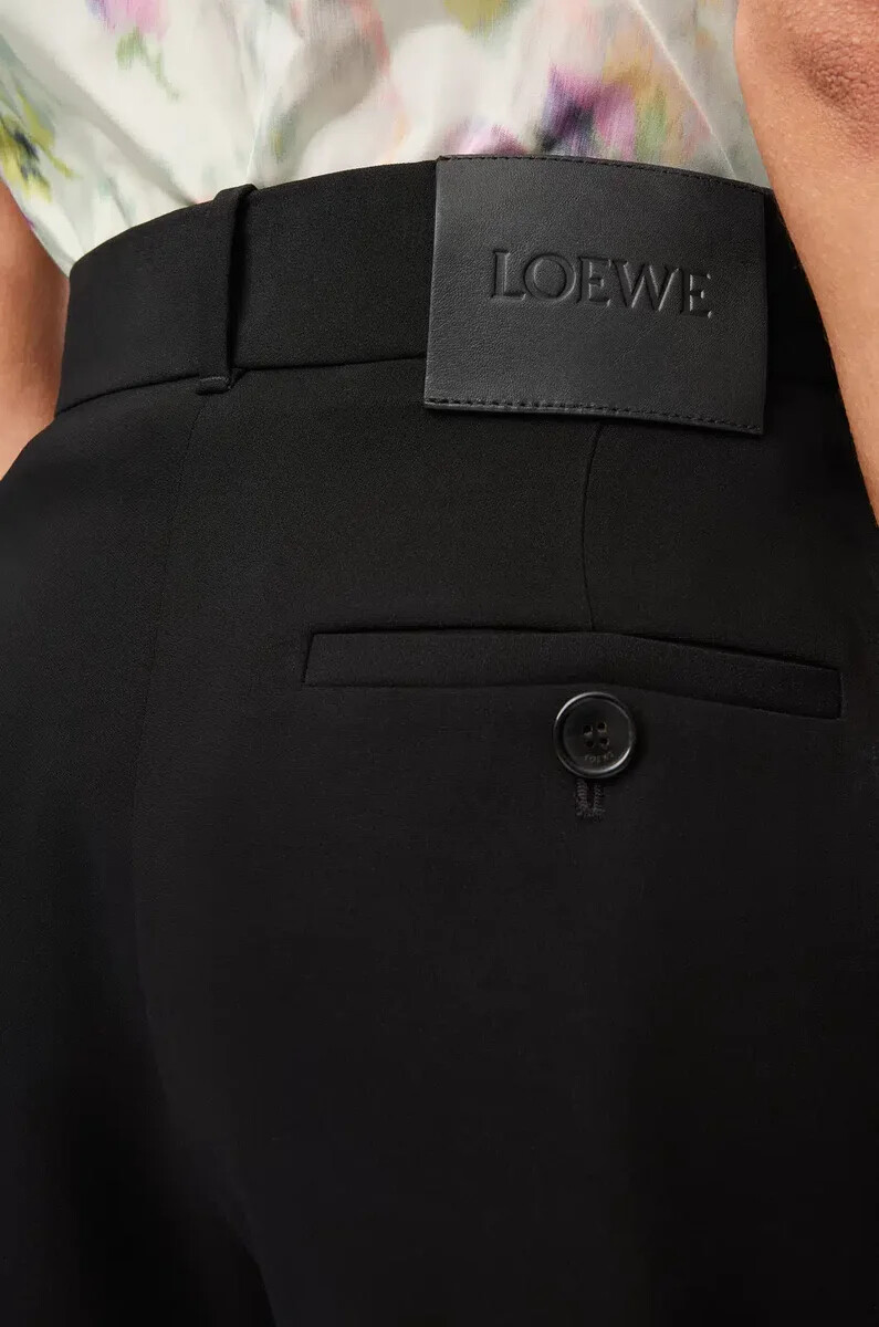 schwarze shorts aus stretch-viskose-mischgewebe