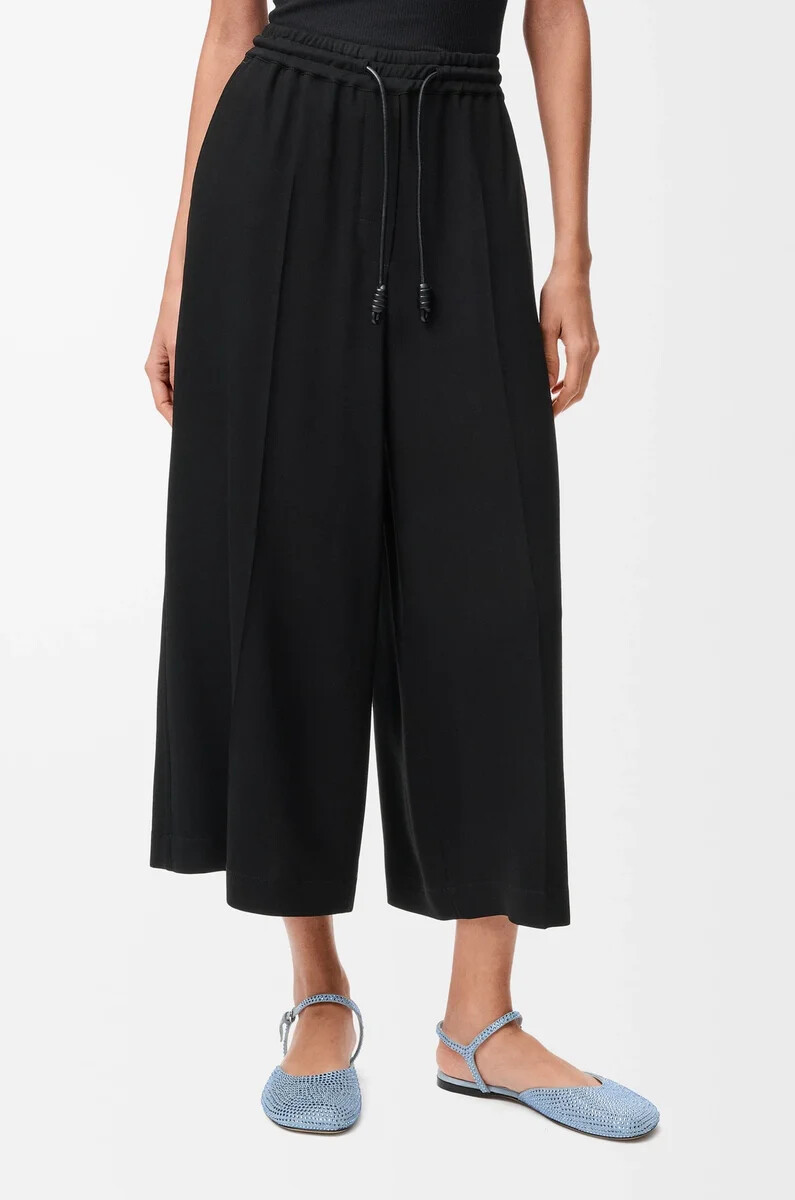 schwarze knöchellange hose aus stretch-viskose