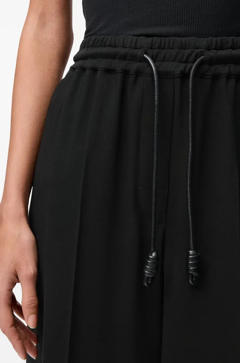 schwarze knöchellange hose aus stretch-viskose