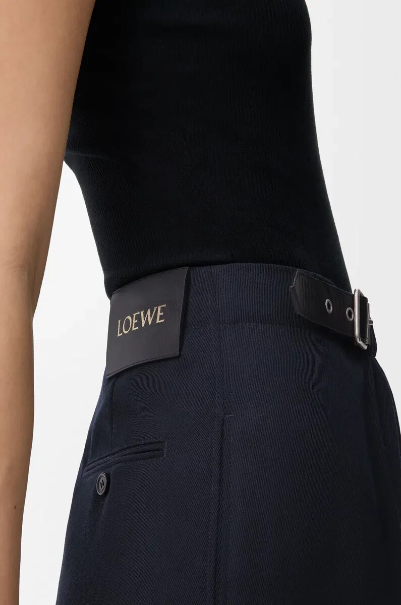 kurze taillierte wollhose in marineblau