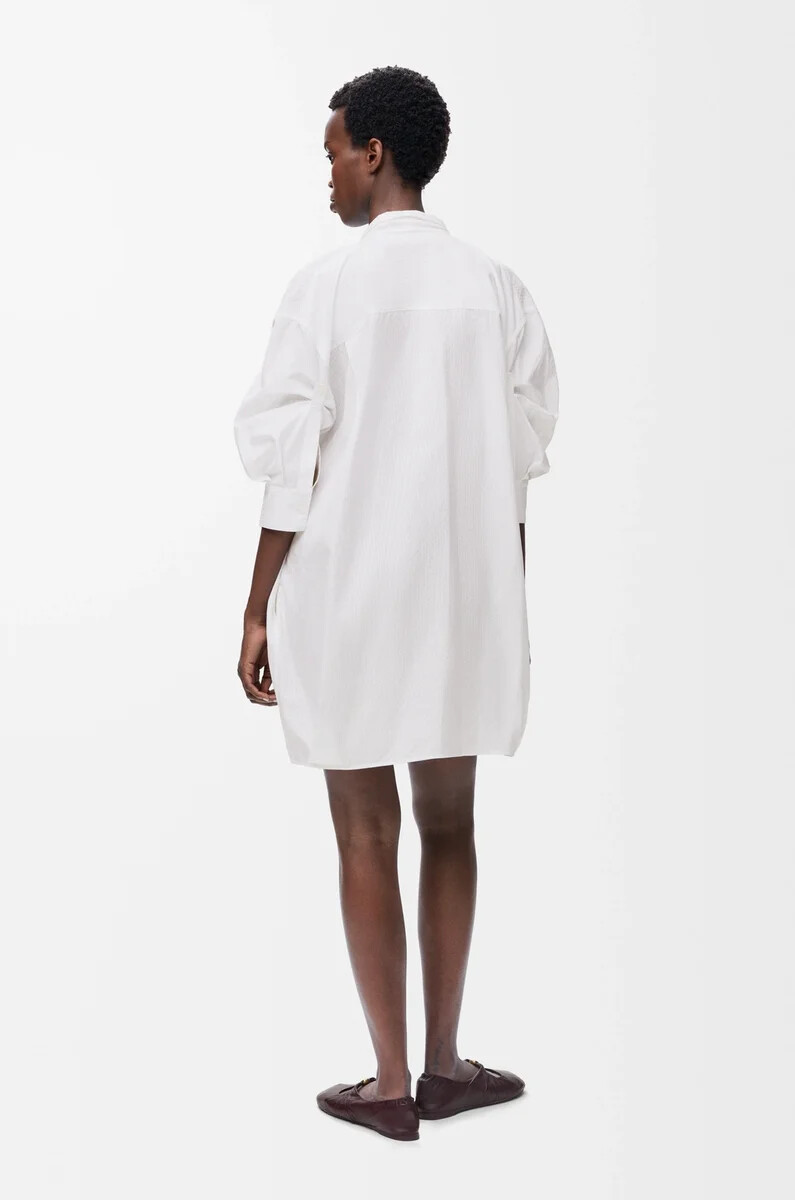 drapiertes kleid aus weißer baumwolle