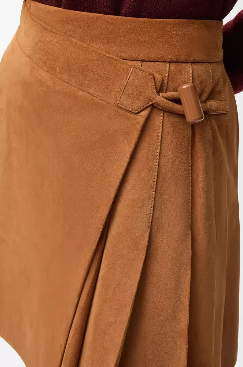 plissierter minirock aus wildleder-lammleder in toffee