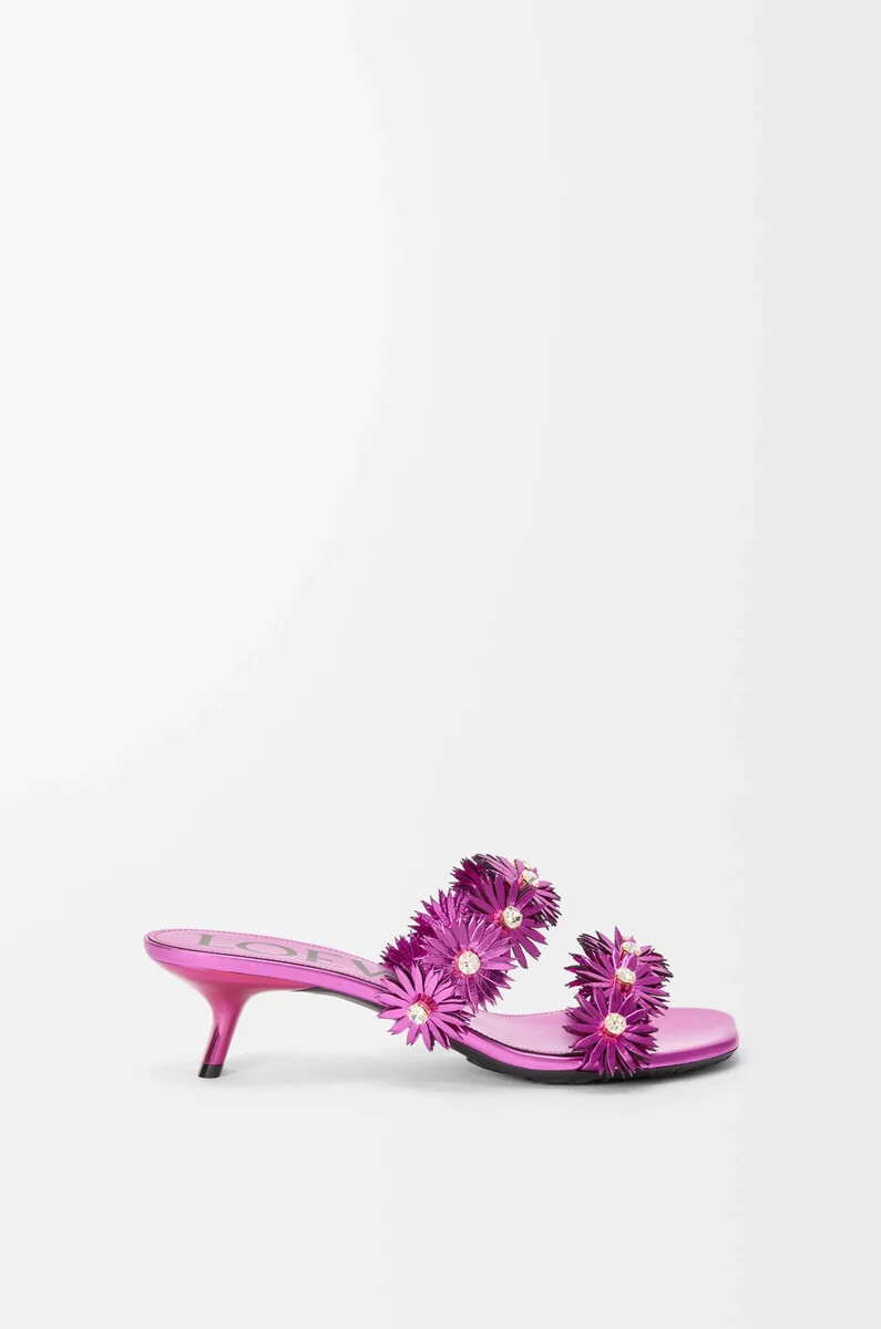 petal flower sandale aus kalbsleder und kristallen in fuchsia