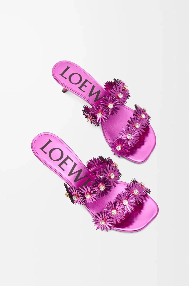 petal flower sandale aus kalbsleder und kristallen in fuchsia