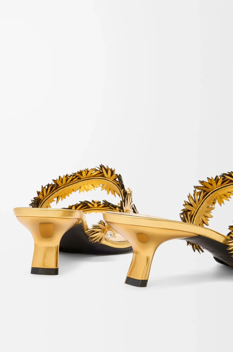 petal flower sandale aus kalbsleder und kristallen in gold